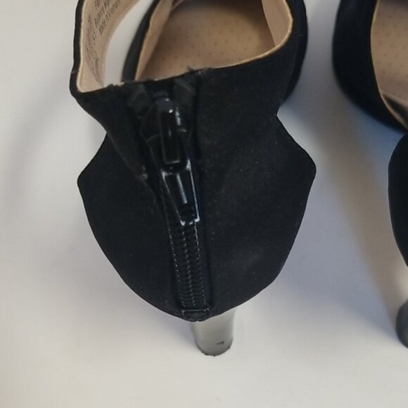 Life Stride Black Stiletto Heels with Crisscross Straps - Picture 6 of 8